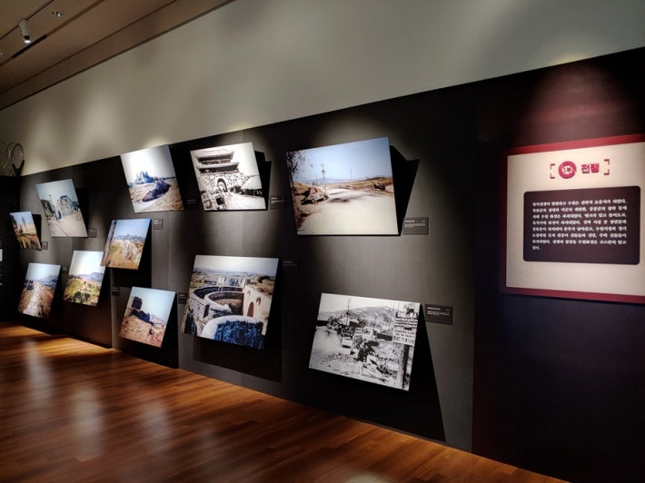 '한국전쟁과 수원화성' 전시회가 열리고 있는 수원박물관 1층 전시실