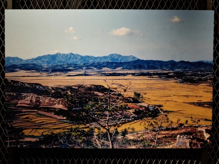 팔달산에서 바라본 수원화성 북쪽 성벽, 드넓은 대유평이 인상적이고 서포루 모습을 볼 수 있다.