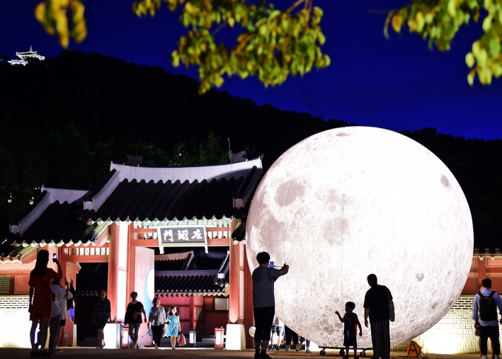 화성행궁 야간개장은 올해 4월 한국관광공사의 '야간관광 100선'에 선정될 정도로 각광을 받은 명품 프로그램이다.(사진 포토뱅크) 