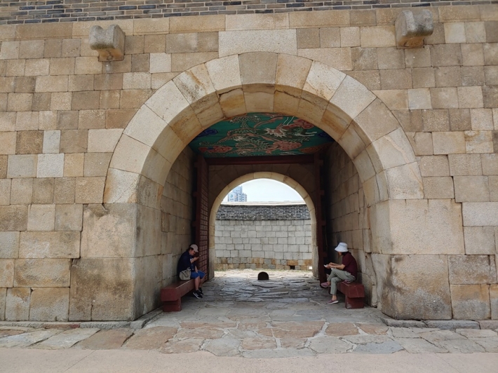 수원화성 화서문 안쪽 홍예, 문 좌우에 2단으로 대선단석을 쌓고 그 위에 홍예석 13개로 홍예문을 만들었다.
