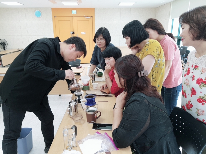 수원여성문화공간 휴에서 커피 실습을 선보이고 있는 최용익 강사