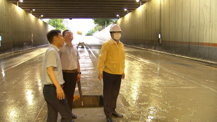 염태영 시장(오른쪽)이 3일 오전 침수된 화산지하차도를 점검하고 있다.