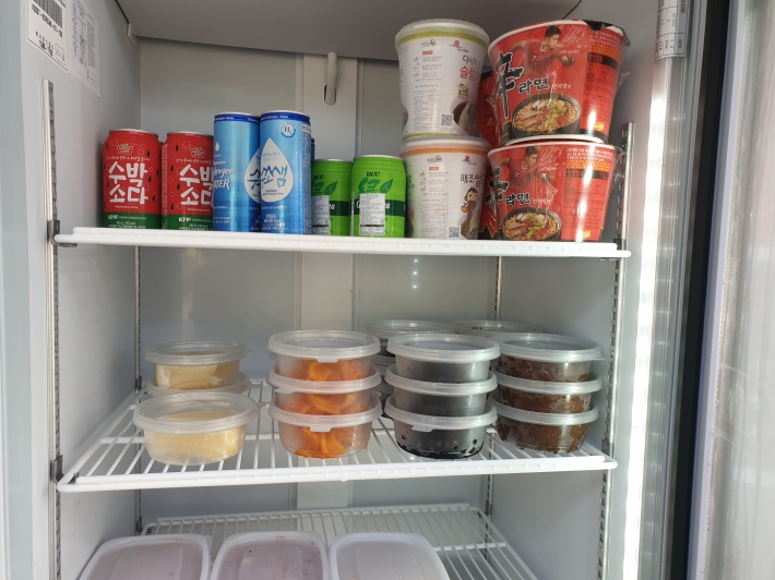 공유 냉장고에 진열된 다양한 음식물들 