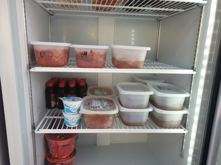 공유 냉장고에 진열된 다양한 음식물들 