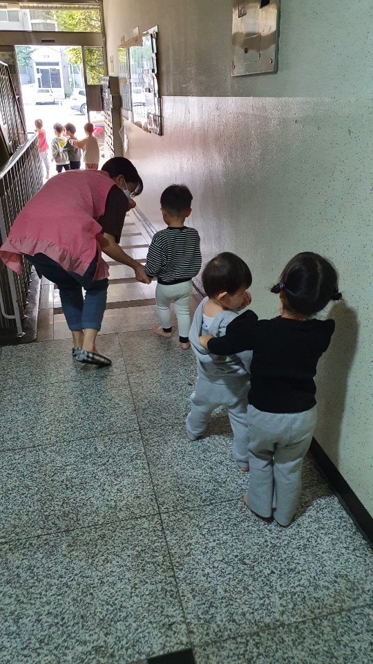 10.19일 어린이집에서 화재대피 안전교육 실시 하는 모습