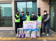 우만1동 행정복지센터 마당에서 휴지,세제, 백미등의 생필품을 전달하는 수원우체국 집배365 봉사단