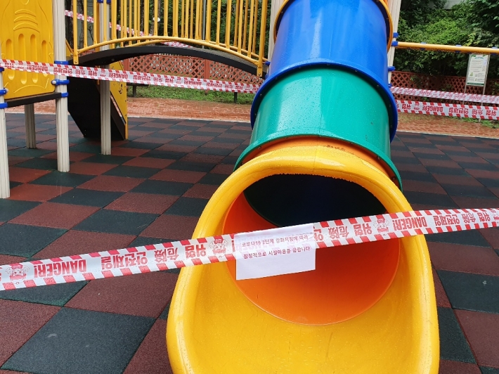 어린이놀이터도 감염의 위험이 높아 폐쇄됐다.