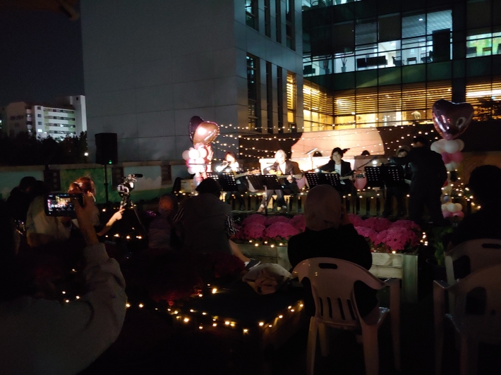  휴센터 옥상 텃밭에서 동아리들이 참여해 '국화 음악회'를 열었다. (2019년 사진)
