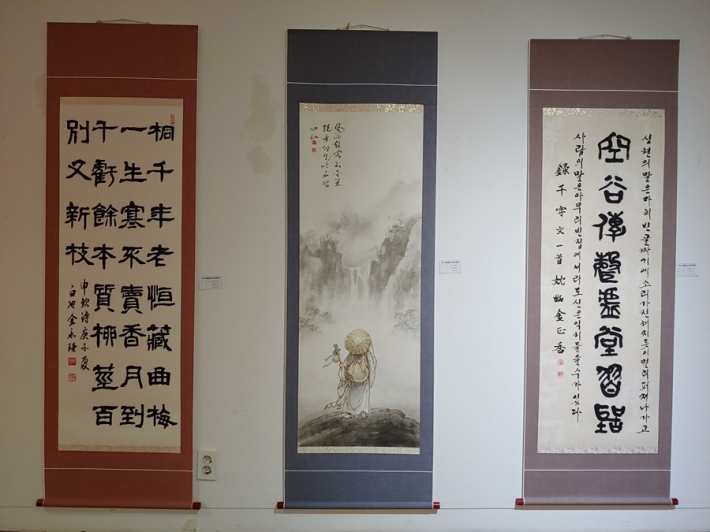 2020 한·중 서예교류전이 열리는 수원미술전시관, 왼쪽 작품이 신흠의 시 동천년노항장곡(桐千年老恒藏曲)