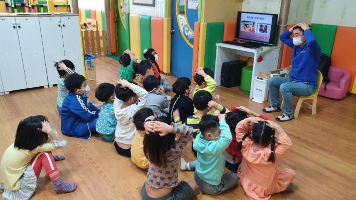 10.21일 어린이집 어린이들과 교사들에게 지진 발생시 대처교육을 받는 모습