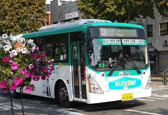 대중교통 버스에 마스크가 착용 홍보물 부착해 시민 참여를 유도하고 있다. 