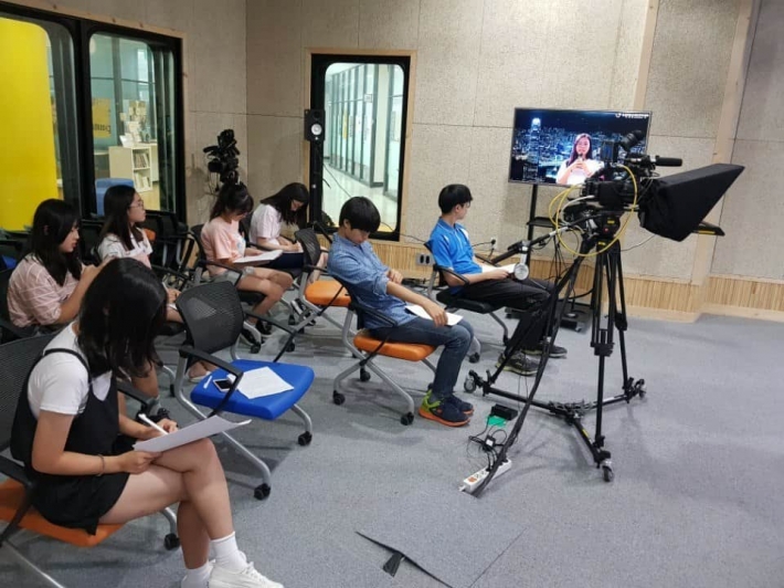 수원미디어센터에서 시민들이 미디어 교육에 참여하고 있다. 