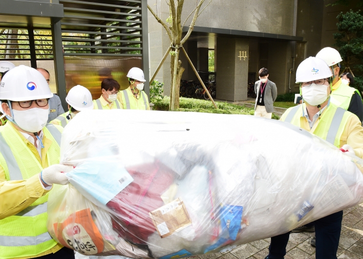 염태영 시장(오른쪽)과 조명래 환경부 장관이 지난달 4일 영통구 한 아파트단지에서 재활용품 수거를 돕고 있다. (자료 : 수원시)