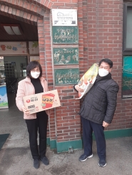 따뜻한 나눔 물품을 서둔지역아동센터에 전달하고 있다.(왼쪽 김정미 서둔지역아동센터장, 오른쪽 김도형 서둔동장)