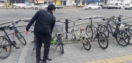 정비 담당자가 방치된 자전거를 점검하고 있다. 