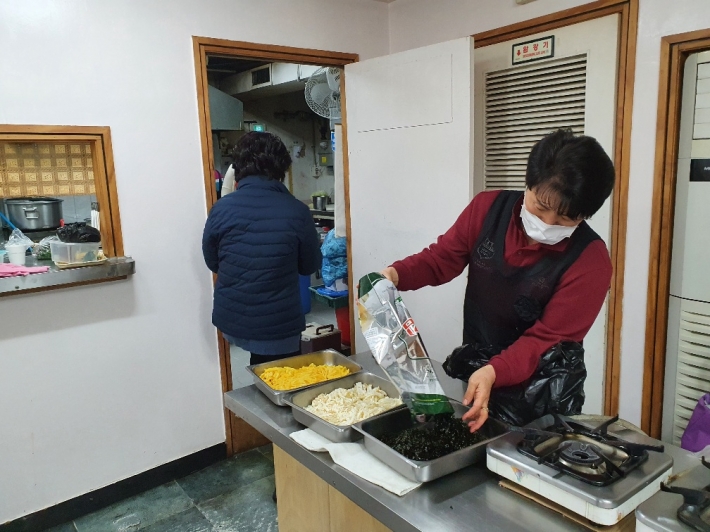 남문 무료급식 주방에서의 식사준비