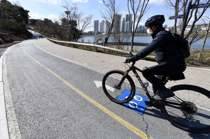 광교호수공원 내 자전거길에서 한 시민이 자전거를 타고 있다