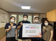 김진흥 사회복무요원이 동에서 근무하며 모은 100만원을 맞춤형복지팀에 기부하며 사진을 찍고 있다.