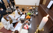 원불교 성직자가 이OO씨의 장례예식을 거행하고 있다.