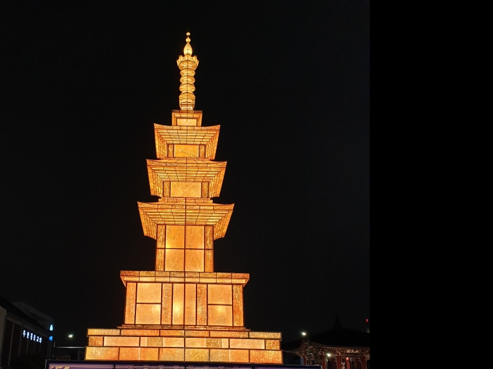 화성행궁 광장 봉축탑 '희망과 치유 등불'이 환하게 밝히고 있다.