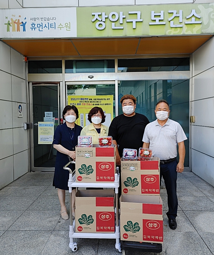 박현자 수원시 농업기술과장(왼쪽 1번째), 김정수 정수농장 대표(오른쪽 2번째)를 비롯한 관계자들이 함께하고 있다. 