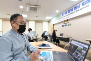 박윤범 청소자원과장이 영상회의에 참여하고 있다.