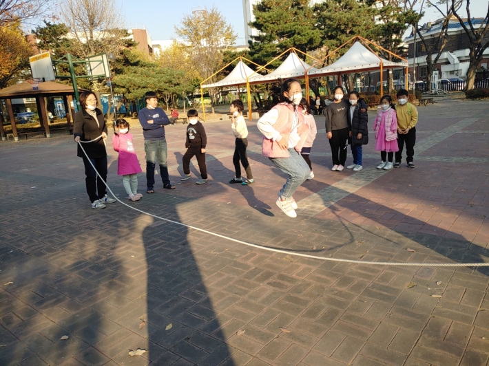 공원에서 단체줄넘기를 하는 아이들(사진제공 ; 장유진 씨)