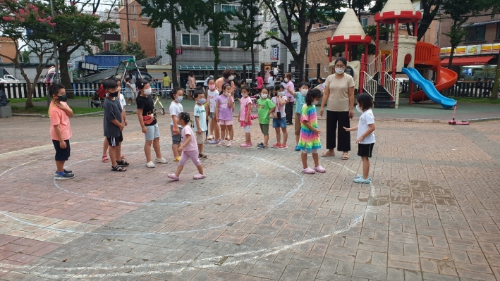 마을공동체 활동가들과 아이들은 다시 공원에 모여 함께 뛰어놀 날을 기다린다. (사진제공 ; 장유진 씨)