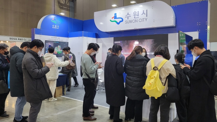 '2021년 디지털 대전환 엑스포'에 참가한  '안전한 도시 수원, 스마트 치안 빅데이터 센터' 홍보관을 방문하고 있다.