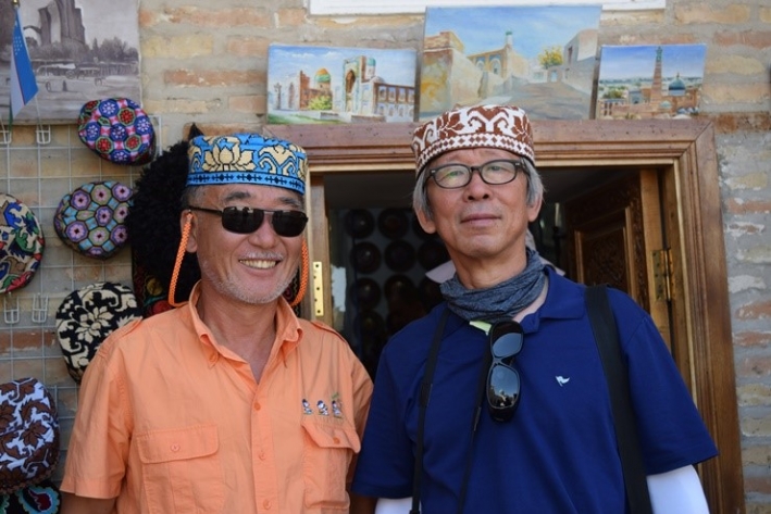 <사진> 우즈베키스탄 사마르칸트에서 현지인 모자를 써봤다. 
