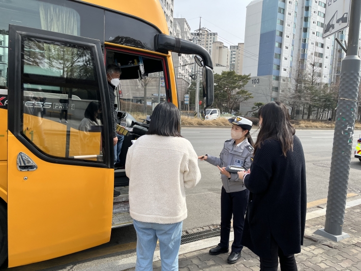 수원시·수원남부경찰서·한국교통안전공단 관계자들이 '어린이 통학버스 안전 점검'을 진행하고 있다. 