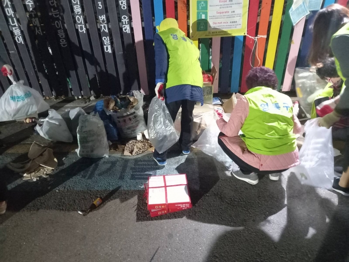매탄1동 주민들이 쓰레기 무단투기 취약지역에서 야간단속을 실시하고 있다.