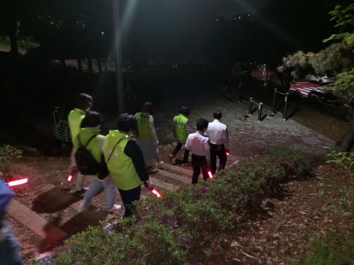 매탄1동 단체협의회 단체장들이 인계3호 공원인근에서 야간합동단속을 실시하고 있다.