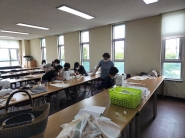 화서1동 특성화프로그램 '재봉틀 교실' 에서 수강생들이 재봉틀을 이용해 생활용품을 제작하고 있다.