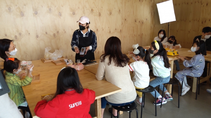 김은정 작가와 함께하는 초콜릿을 활용한 자유로운 회화작업 체험