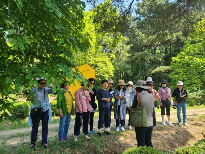 서울대학교 수원수목원 숲해설 프로그램에 참여하고 있다