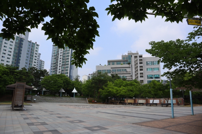 광장 주변으로 그늘막과 의자, 운동시설이 있다. 