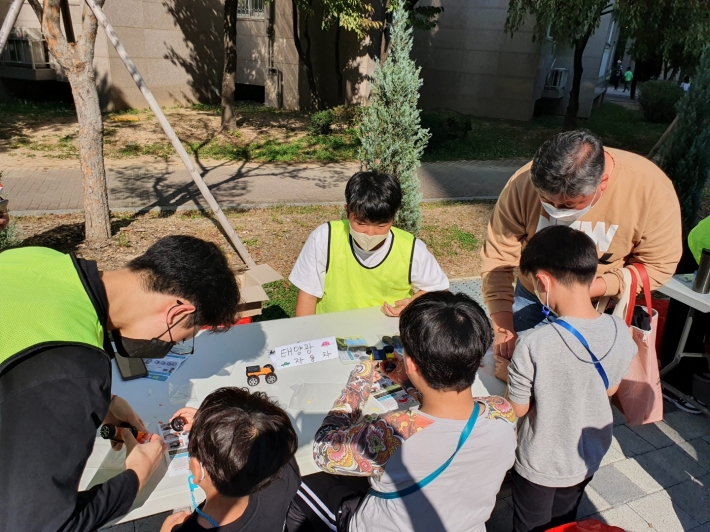 자원봉사단 친구들이 어린 친구들의 눈높이 맞춰 환경보호를 위한 에너지 절약과 대체에너지에 대해 쉽게 설명하고 있다.