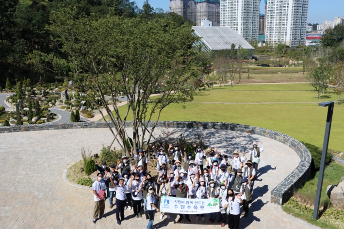 '다같이 돌자 수목원 한바퀴 – 영흥수목원' 현장 견학 프로그램 참여자들이 기념촬영을 하고 있다.