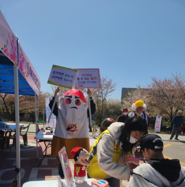 권선구보건소가 '벚꽃축제와 함께하는 건강한마당' 캠페인을 열고 있다.