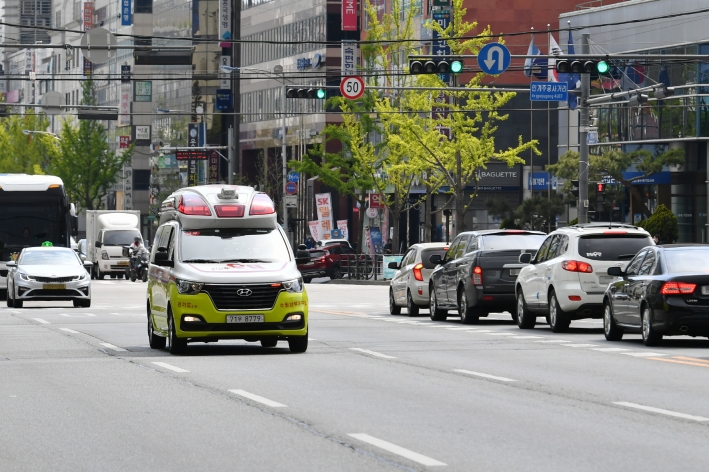 수원시가 최초로 도입한 긴급차량 우선신호 시스템 시연 중 구급차량이 신호대기 없이 도로를 달리고 있다.