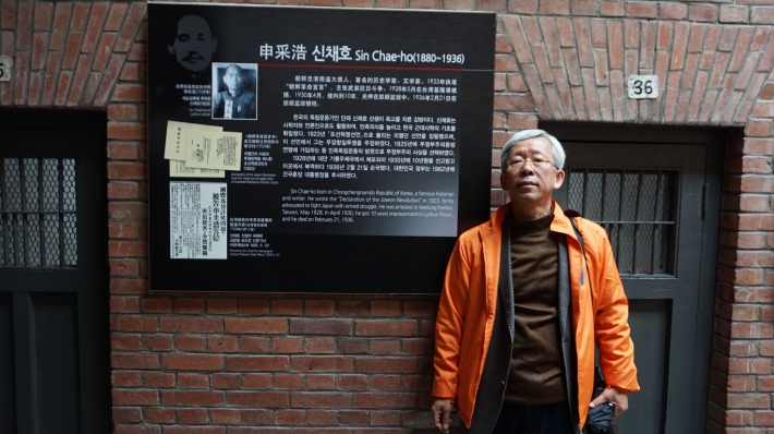 <사진> 2015년 단재 신채호 선생이 갇혔던 중국 뤼순감옥 앞에 선 필자(사진/김우영)