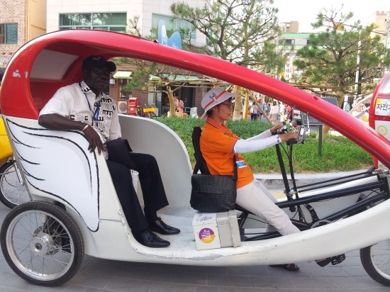 이색적인 '자전거 택시'를 체험하면서 생태교통마을 안에서는 화석연료를 쓰지 않는 이동수단을 활용하는 실험을 했었다 