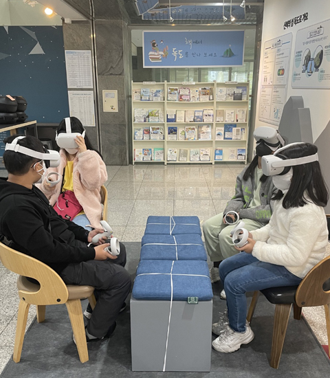 독도체험관에서 VR체험을 하는 방문객들(출처 : 경기평생교육학습관 홈페이지)