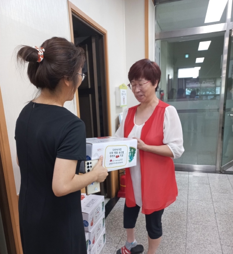 입북동 지역사회보장협의체이 다자녀 가정에 계절과일을 지원했다.