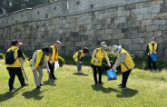 주민자치회, 통장협의회, 새마을부녀회, 새마을문고 등 단체원들이 장안공원에서 대청소를 진행하고 있다.