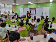 수원동신초등학교에서 학생들이 교육을 받고 있다.