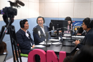 이재준 수원시장(왼쪽 2번째)과 김기정 수원시의회 의장(왼쪽 1번째)가 개국방송에 출연해 인터뷰하고 있다