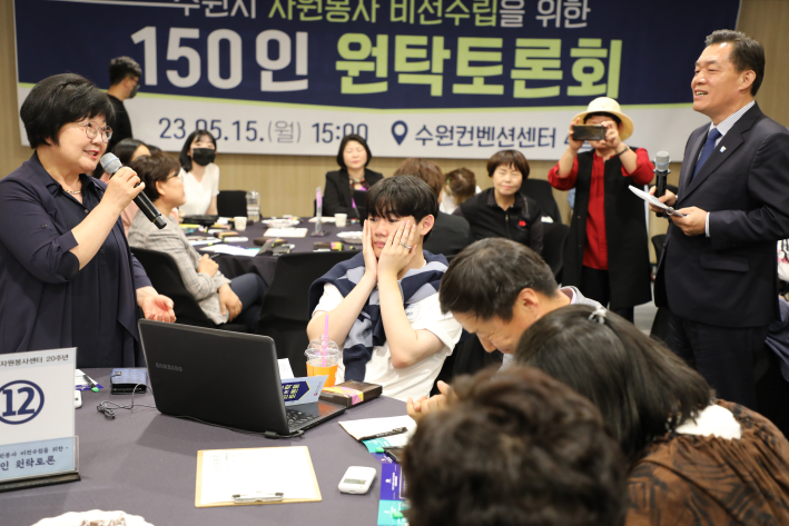이재준 수원시자원봉사센터 이사장이 15일 원탁토론회에서 자원봉사자의 질문을 받고 있다.