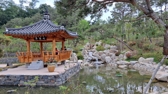 정조효원- 정조대왕의 효심과 사상을 기억하는 화계와 돌담, 계류와 연못으로 이루어진 전통정원